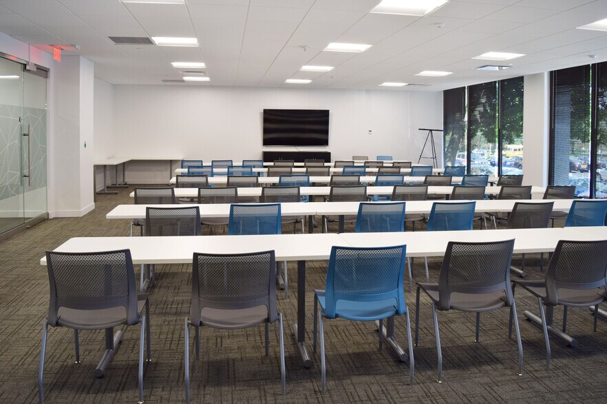 More Photos Of 3701 Algonquin Rd, Rolling Meadows Office For Sale