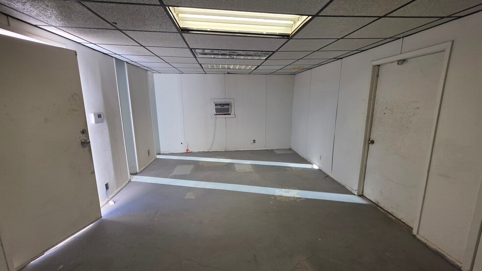 More Photos Of 1609 E Taylor Ave, Midland Warehouse For Sale