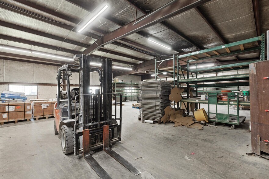More Photos Of 2305 N Main St, Cleburne Flex For Sale