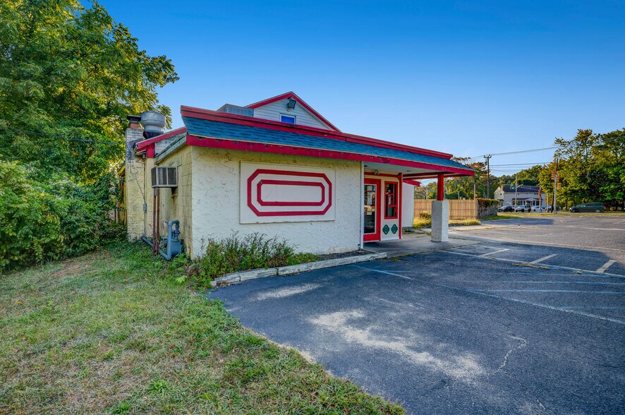 More Photos Of 111 Lakeside Dr, Tuckerton Light Distribution For Sale