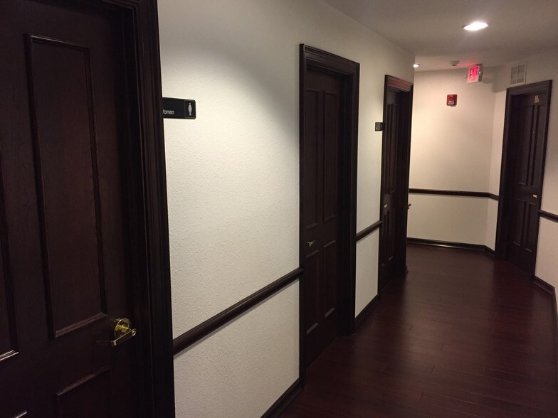 More Photos Of 7100 S Cooper St, Arlington Office For Sale