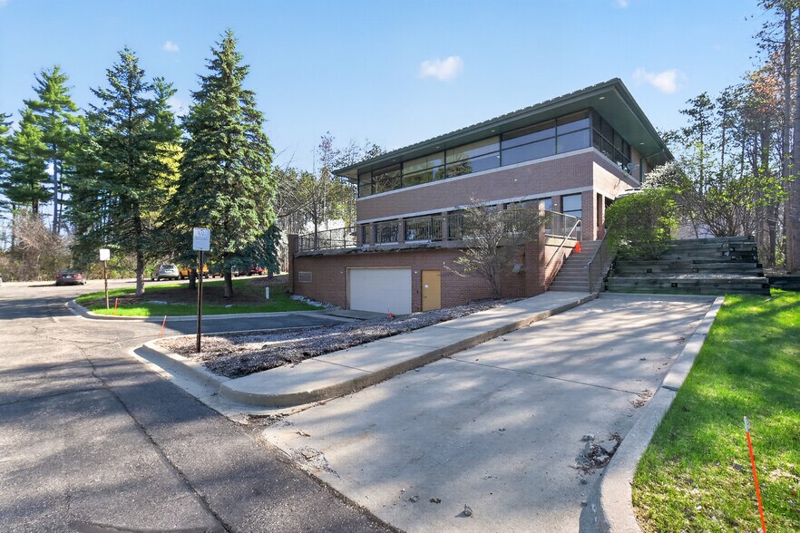 More Photos Of 8451 Boulder Ct, Commerce Township Office For Lease