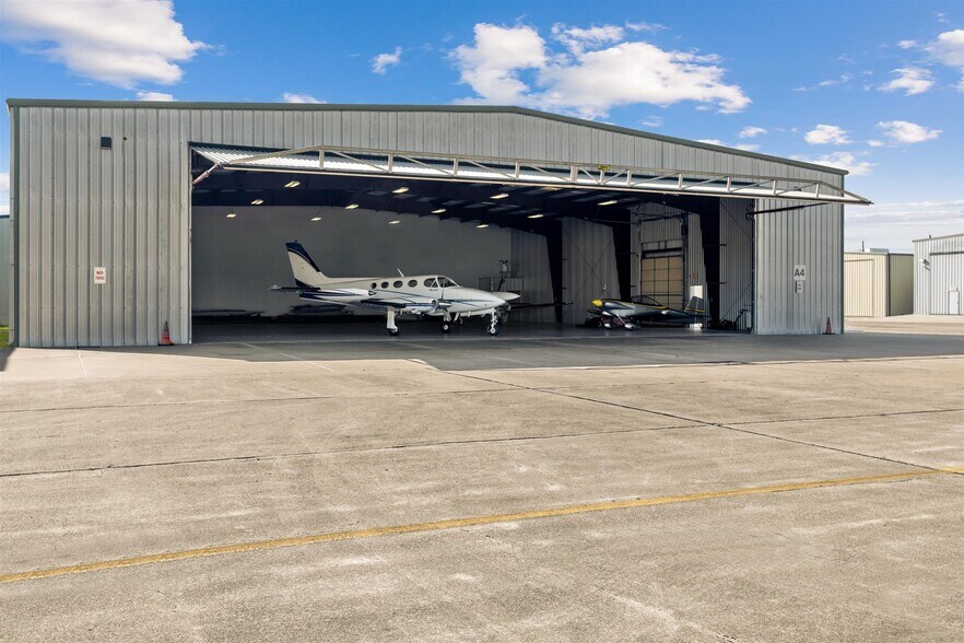 More Photos Of 18000 Groschke Rd, Houston Airplane Hangar For Sale