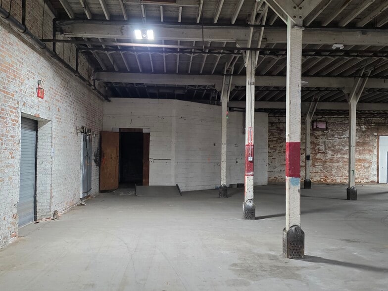 More Photos Of 827 Douglas Ave, Portsmouth Warehouse For Lease