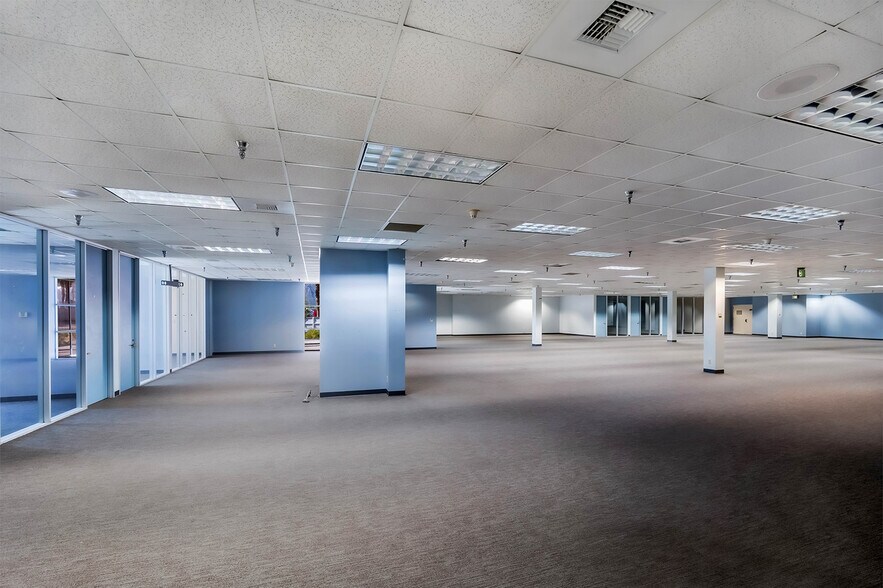 More Photos Of 750 N Gene Autry Trl, Palm Springs Showroom For Sale