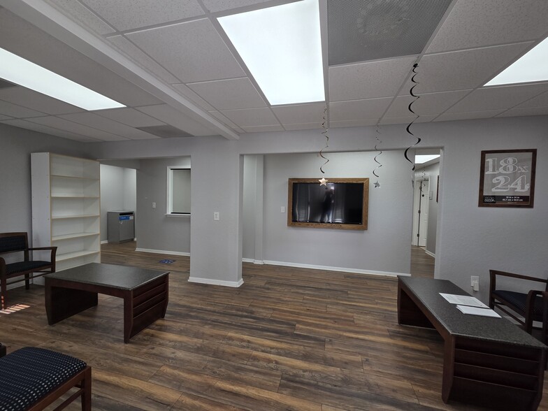 More Photos Of 143 N Oakwood Ave, Brandon Office For Lease
