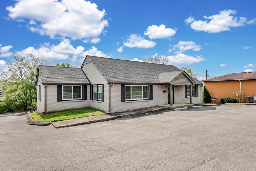 More Photos Of 1758 Memorial Dr, Clarksville Medical For Lease