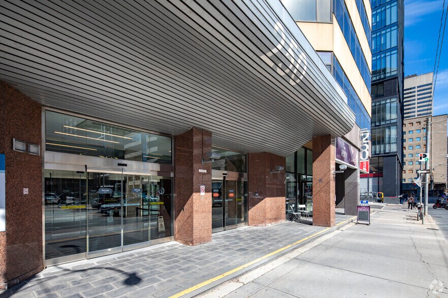 More Photos Of 250 Dundas St W, Toronto Office For Lease