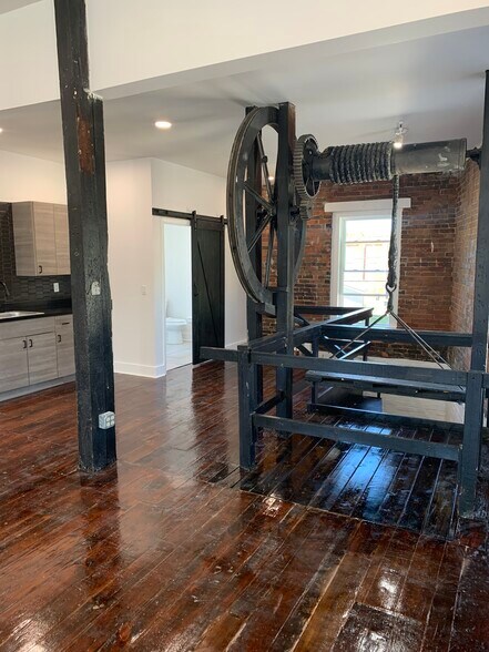 More Photos Of 1515 E Market St, New Albany Office For Lease