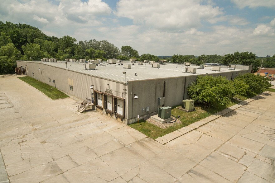 More Photos Of 1202 Thomas Beck Rd, Des Moines Flex For Lease