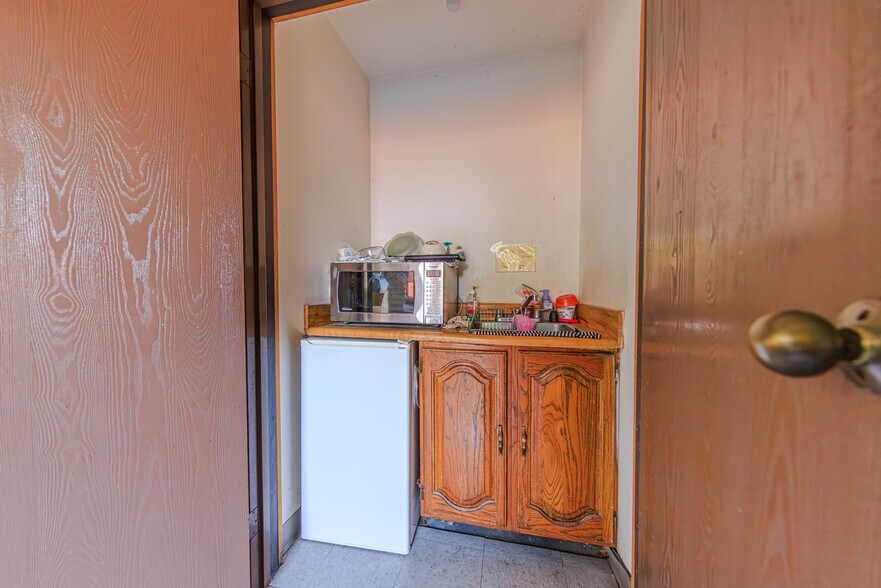 More Photos Of 1338 E Washington Blvd, Los Angeles Light Manufacturing For Sale