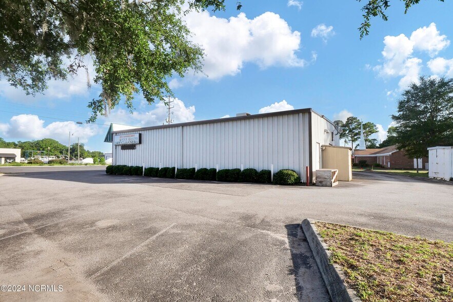 More Photos Of 7015 Market St, Wilmington Freestanding For Sale