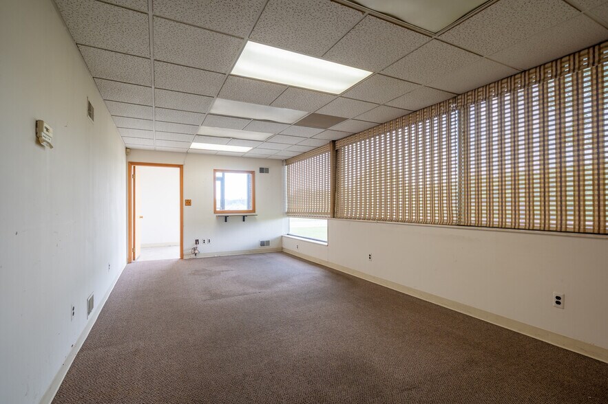 More Photos Of 42470 Executive Dr, Harrison Township Warehouse For Lease