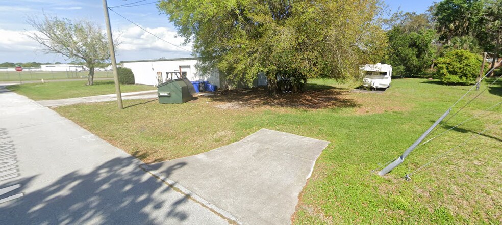 More Photos Of 205 N Mantor Ave, Titusville Light Distribution For Sale