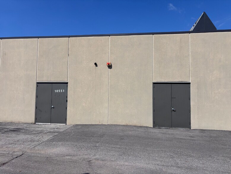 More Photos Of 15000-15042 W 106th St, Lenexa Flex For Lease