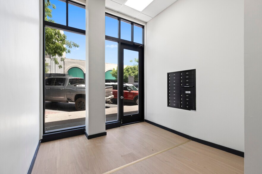 More Photos Of 939 10th St, Modesto Storefront Retail Office For Lease