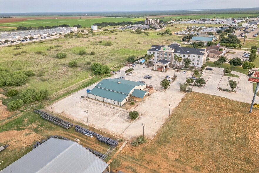 More Photos Of 410 S Interstate 35, Pearsall Storefront Retail Office For Lease