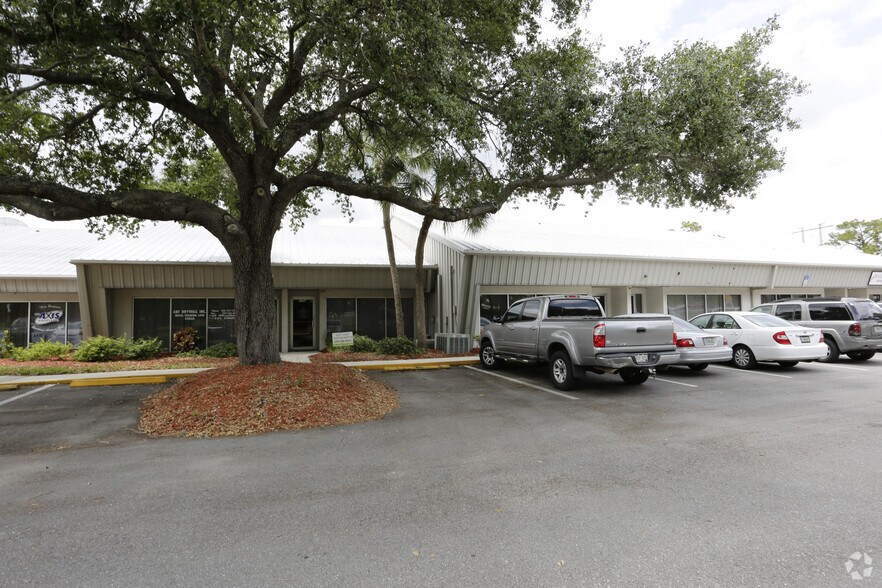 More Photos Of 5770-5792 Enterprise Pky, Fort Myers Light Distribution For Lease