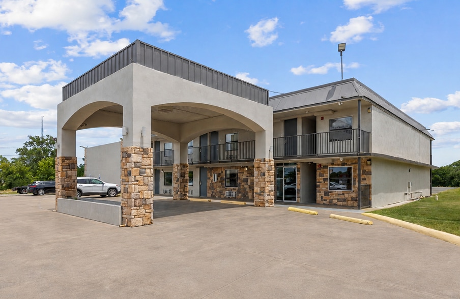 Primary Photo Of 108 FM 1821, Mineral Wells Hotel For Sale
