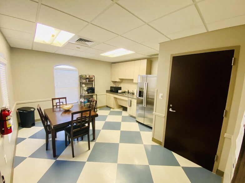 More Photos Of 1619 E Common St, New Braunfels Office For Sale