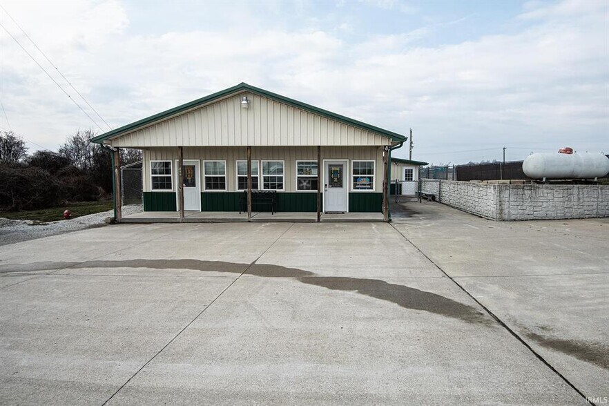 More Photos Of 433 S Hickory Corner Rd, Vincennes Veterinarian Kennel For Sale