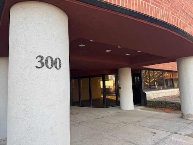 More Photos Of 300 Interstate Corporate Cent, Williston Office For Lease