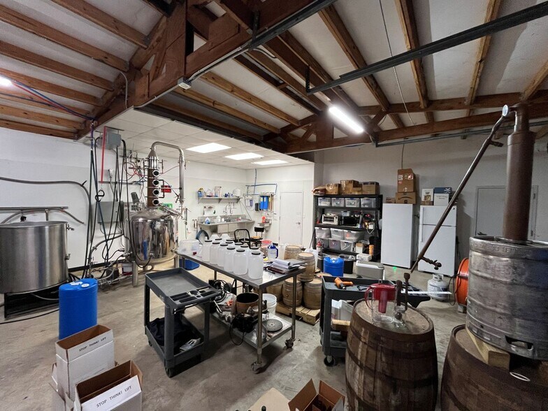 More Photos Of 1303 Beach Airport Rd, Conroe Warehouse For Sale