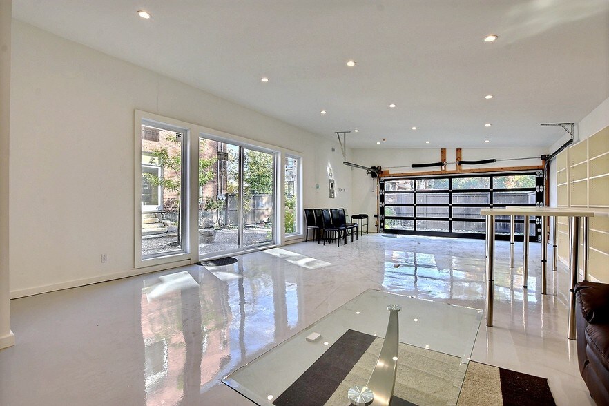 More Photos Of 510-512 Décarie Boul, Saint-Laurent Loft Creative Space For Sale