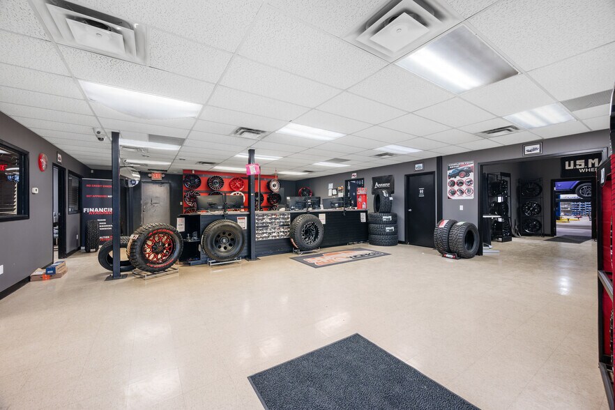 More Photos Of 5114 62 St, Lloydminster Warehouse For Sale