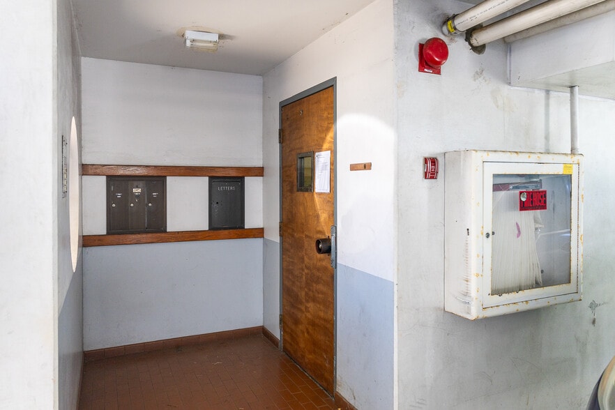 More Photos Of 922 Mccully St, Honolulu Apartments For Sale
