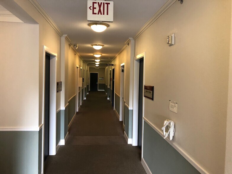 More Photos Of 1710 W Main St, Battle Ground Office For Lease