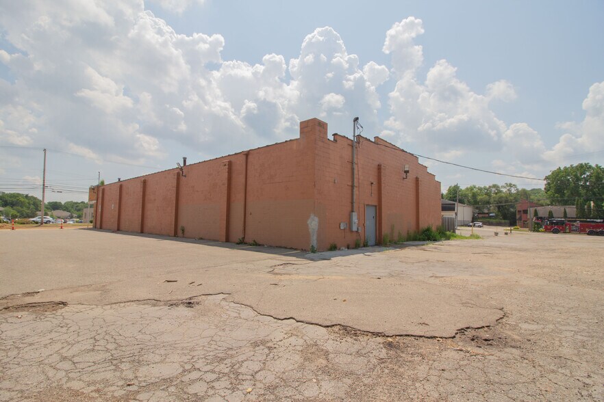 More Photos Of 1710 S Westnedge Ave, Kalamazoo Freestanding For Lease