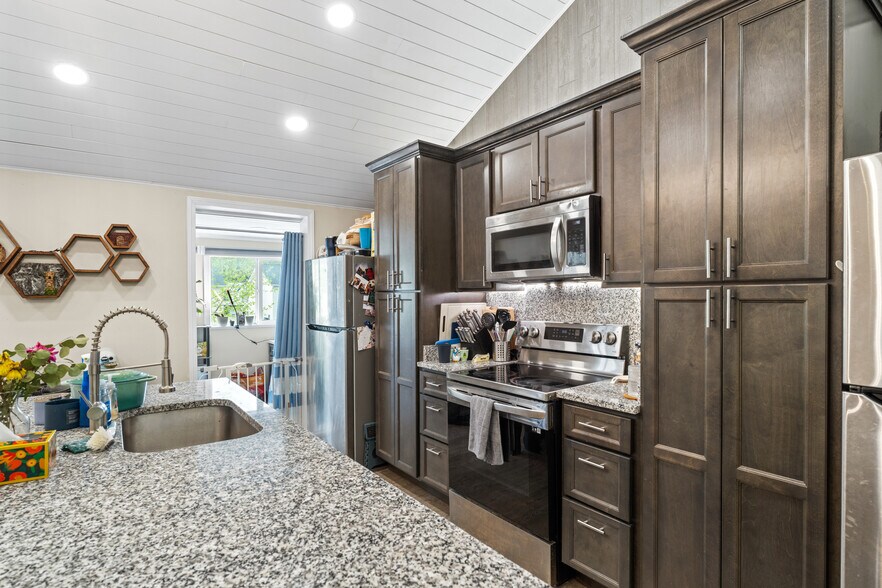 More Photos Of 217 W 28th St, Buena Vista Apartments For Sale