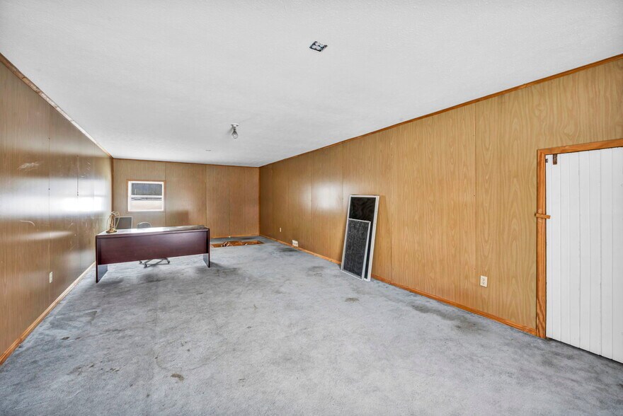 More Photos Of 4085 Herner County Line Rd, Southington Showroom For Sale