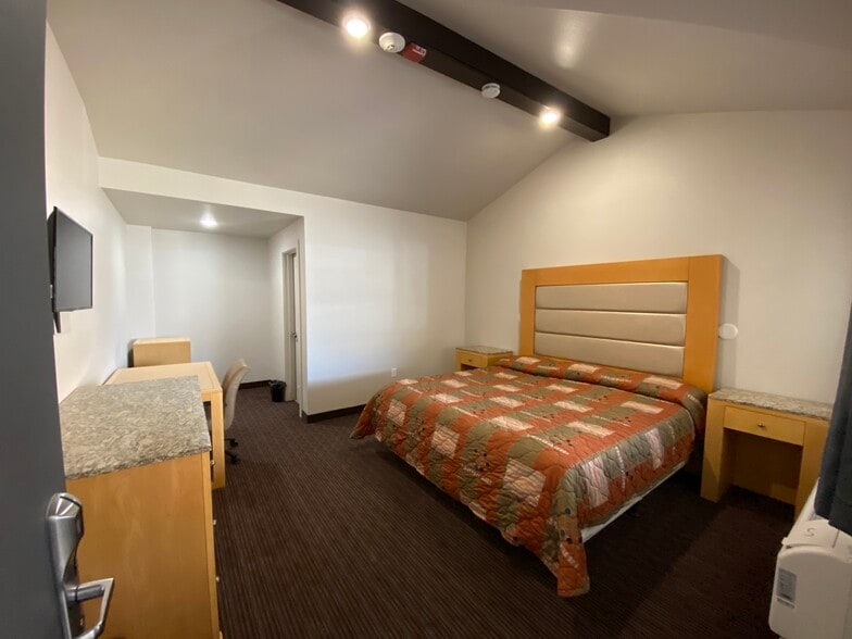 More Photos Of 126 John St, Salinas Hotel For Sale