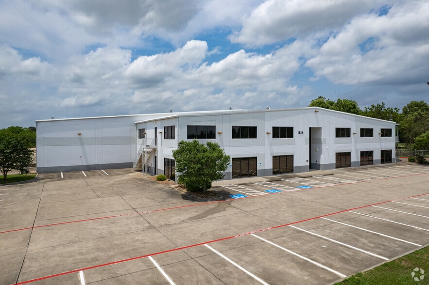 More Photos Of 1626 S Cherry St, Tomball Warehouse For Lease