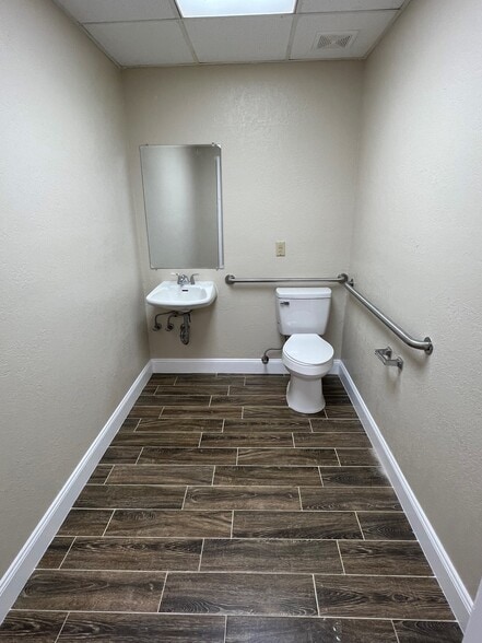 More Photos Of 550 S Highland St, Mount Dora Office For Lease