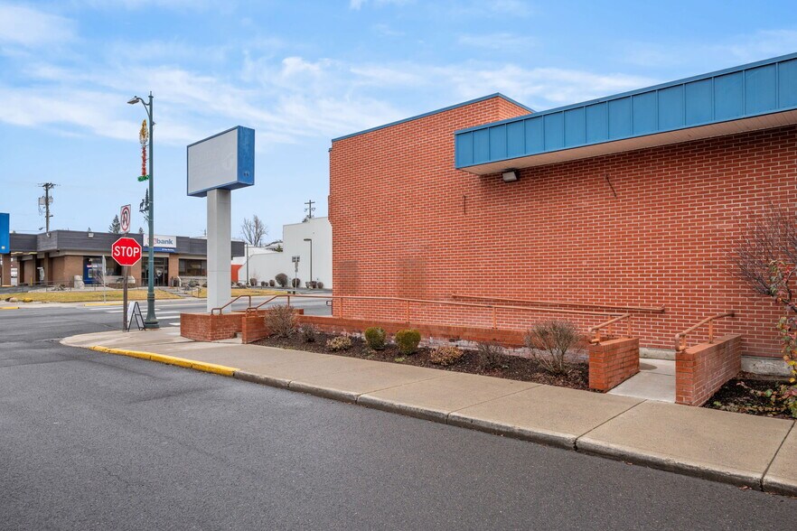 More Photos Of 639 Morgan St, Davenport Bank For Lease