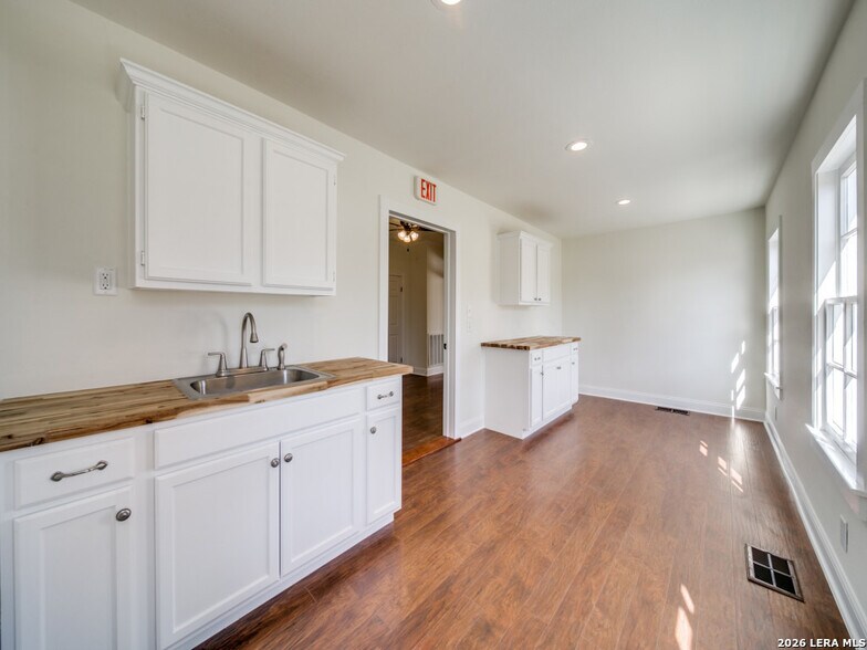 More Photos Of 824 High St, Comfort Flex For Sale