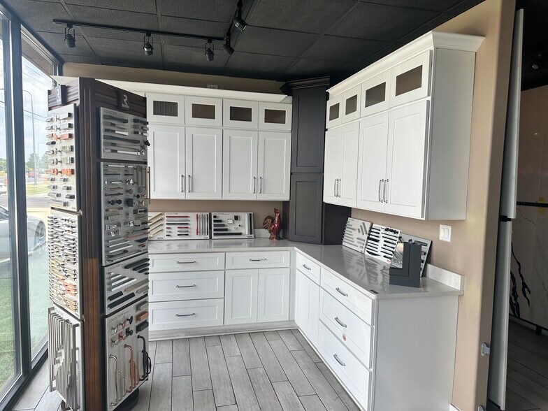 More Photos Of 1401 Busse Rd, Elk Grove Village Showroom For Lease