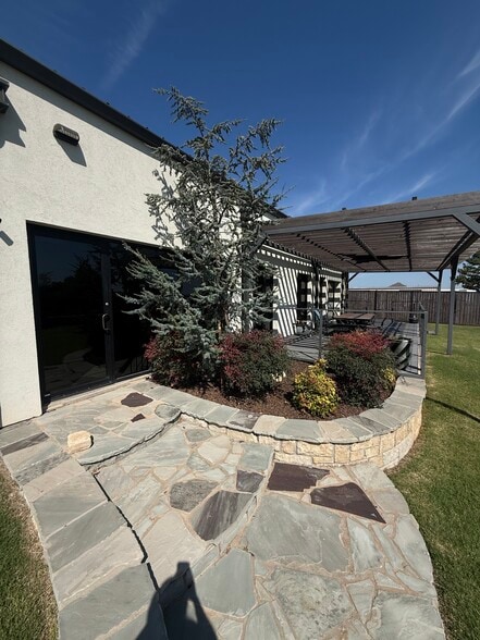 More Photos Of 424 S Main St, Newcastle Office For Lease