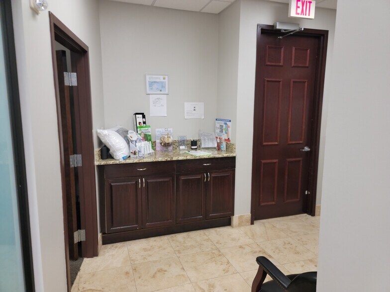 More Photos Of 2295 S Hiawassee Rd, Orlando Office For Lease