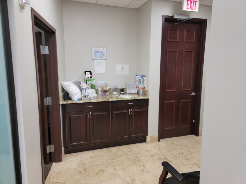 More Photos Of 2295 S Hiawassee Rd, Orlando Office For Lease