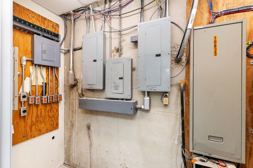 More Photos Of 10823 Sanden Dr, Dallas Flex For Lease