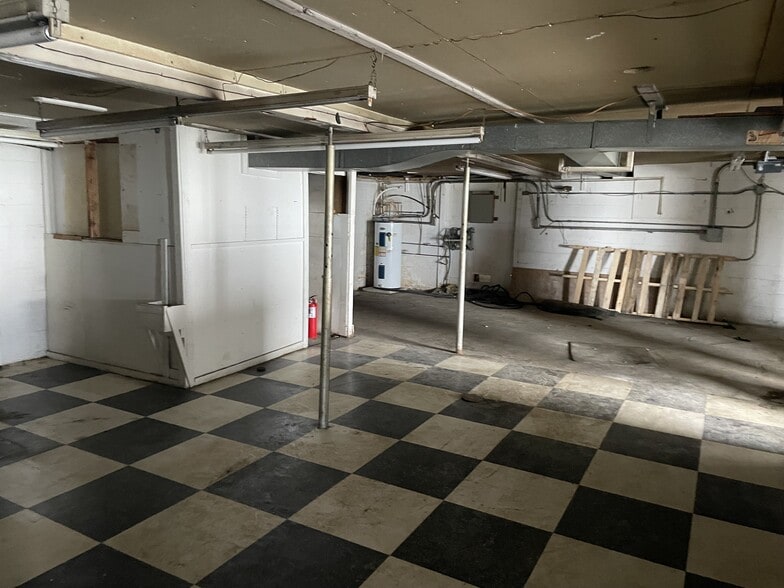 More Photos Of 1992 Mount Pleasant Rd, Greensburg Showroom For Lease