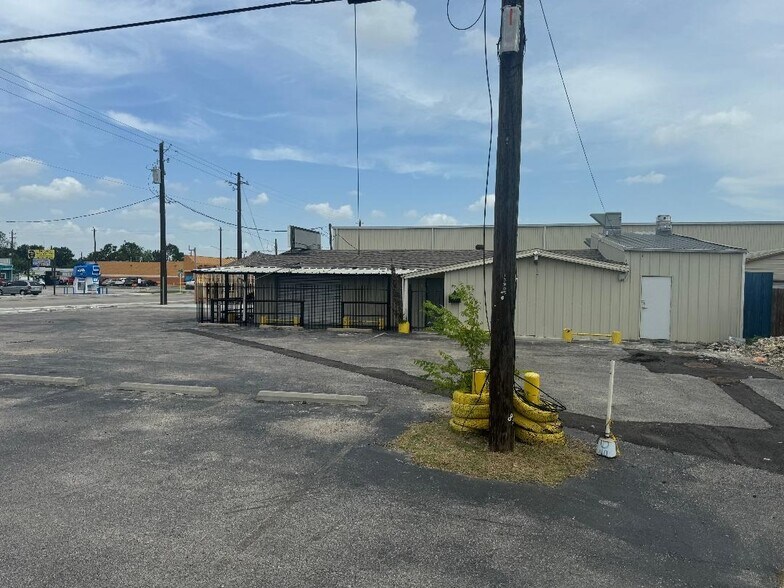 Primary Photo Of 711 Freeport St, Houston Bar For Sale