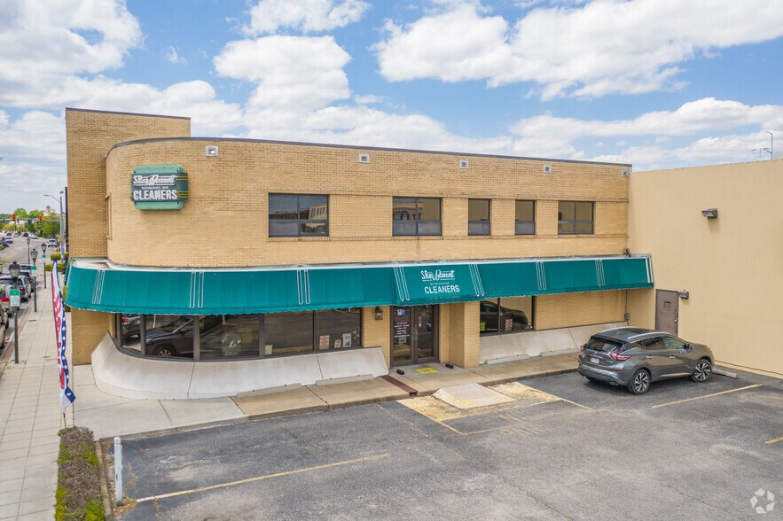 More Photos Of 200 W 21st St, Norfolk Freestanding For Lease