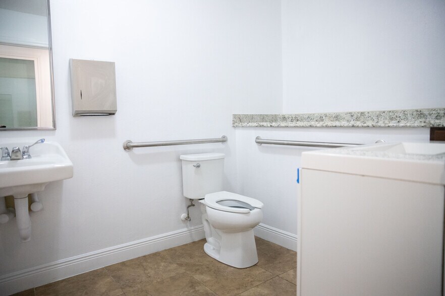 More Photos Of 2826 Santa Barbara Blvd, Cape Coral Freestanding For Sale