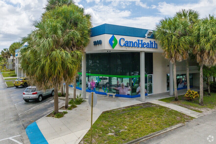 More Photos Of 1000 Park Centre Blvd, Miami Showroom For Lease