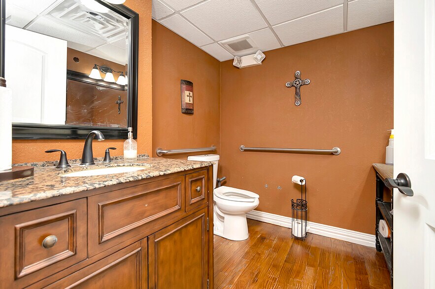 More Photos Of 7716 Davis Blvd, North Richland Hills Storefront For Lease